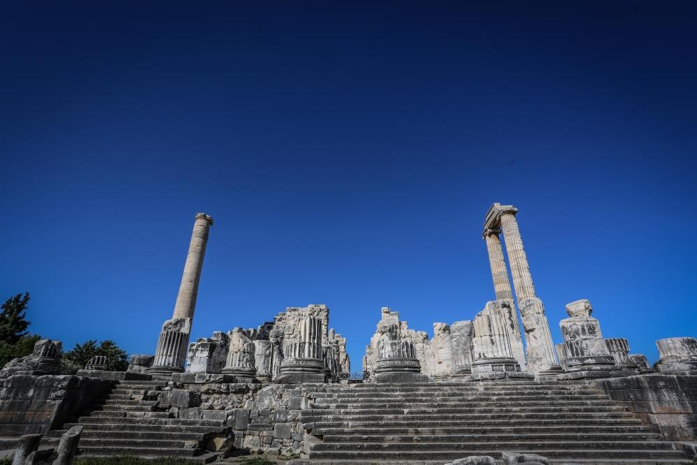 Dünyanın ilk kehanet merkezi Apollon Tapınağı