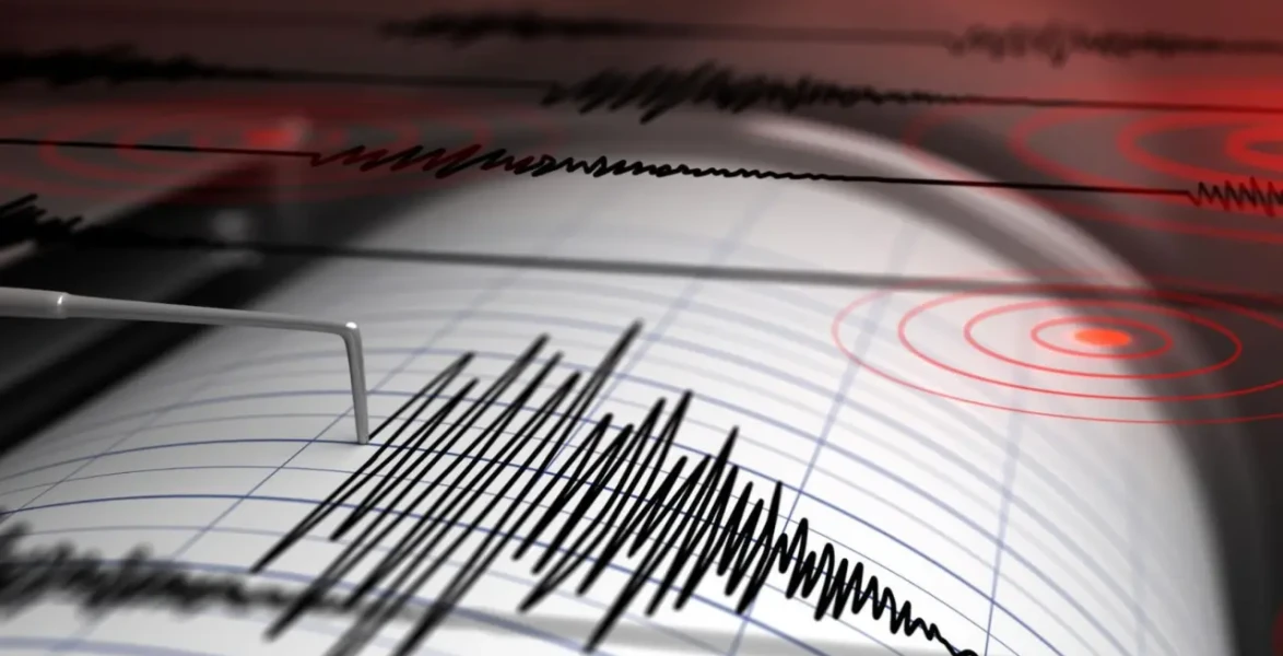 Sivrice'de 4.9 büyüklüğünde deprem paniği; vali olumsuz durum yok dedi