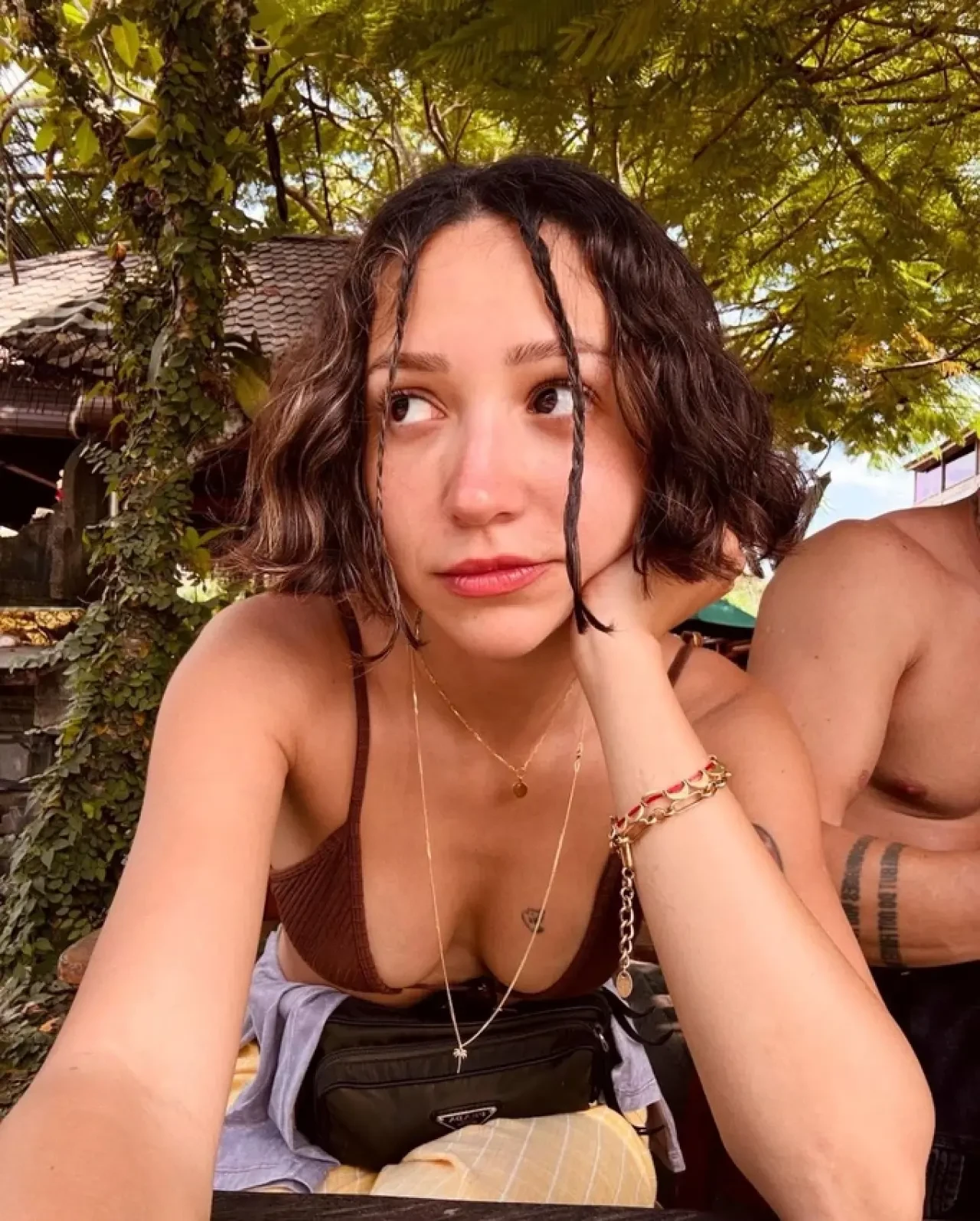 Zeynep Bastık havuz başı pozlarıyla yazı getirdi 15