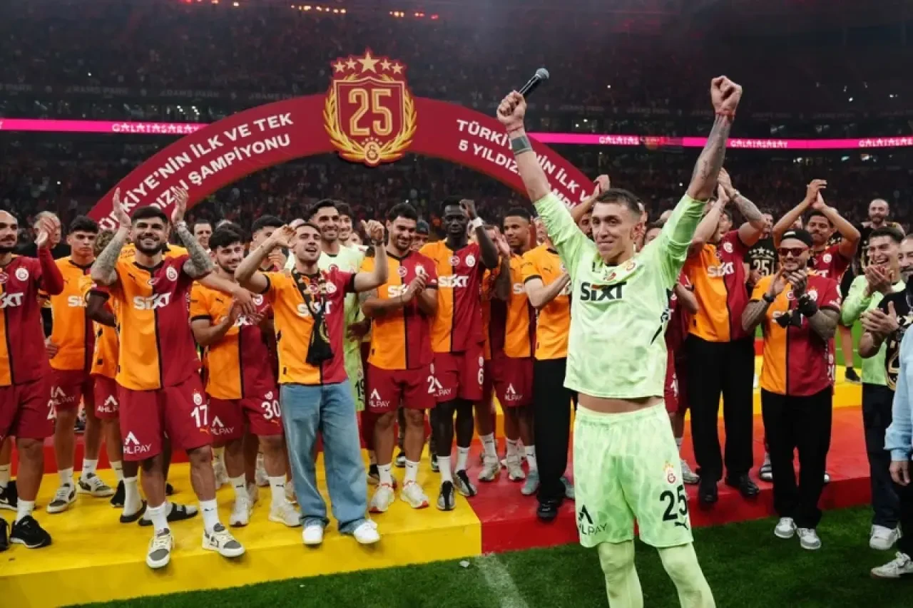 Galatasaray, 19 milyon euro değerindeki yıldızının sözleşmesini uzatmaya hazırlanıyor! 6