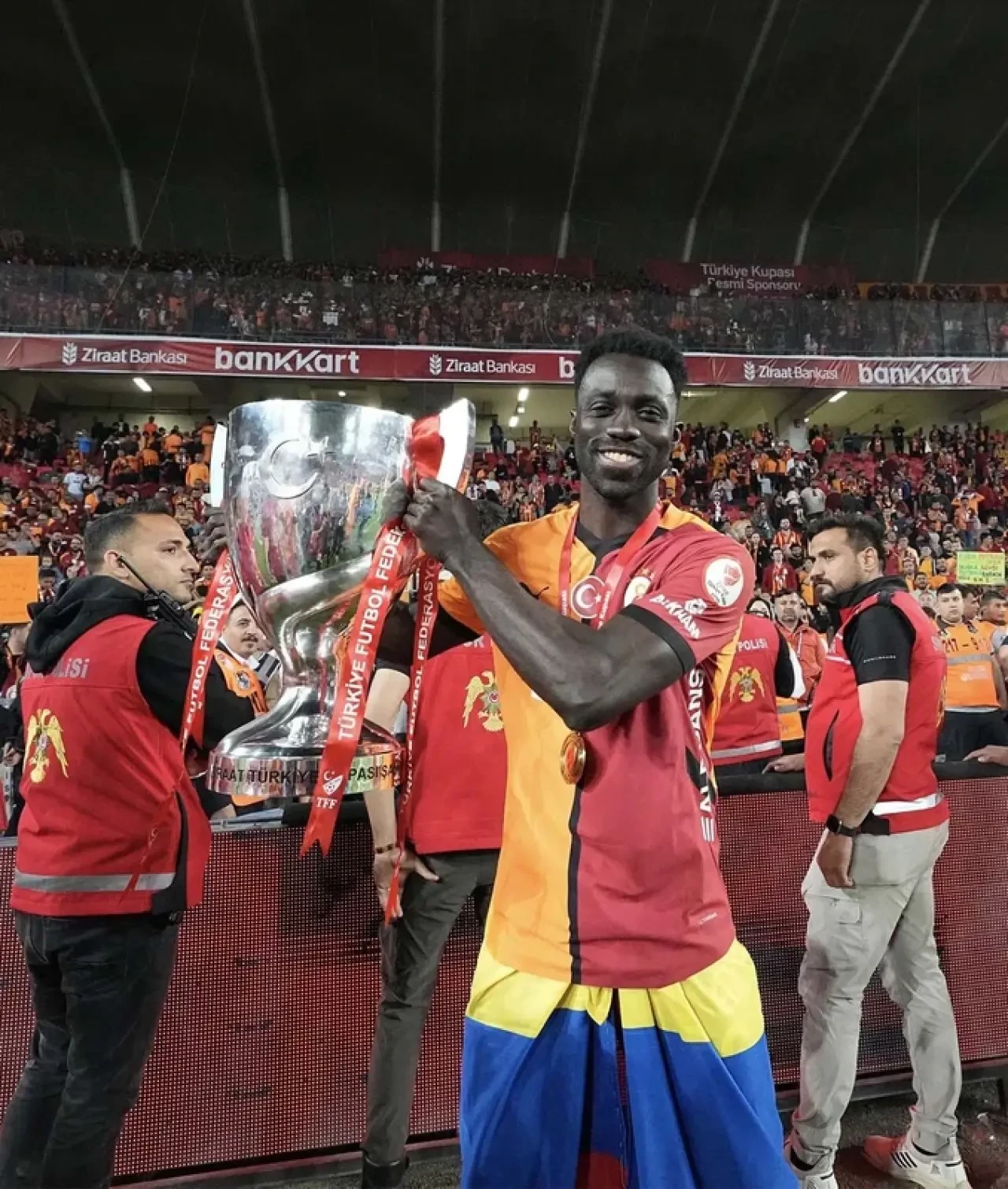 Galatasaray, 19 milyon euro değerindeki yıldızının sözleşmesini uzatmaya hazırlanıyor! 3