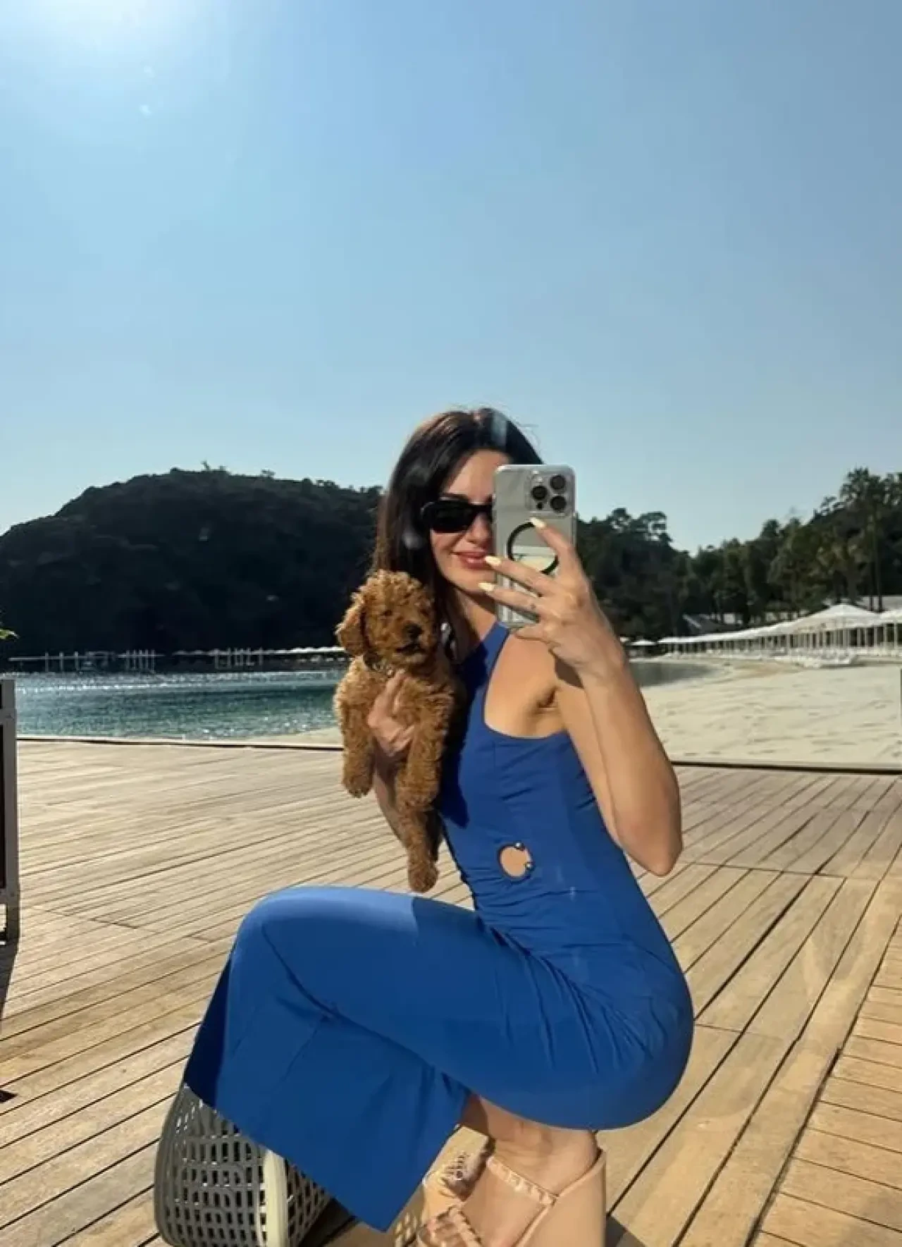 Nesrin Cavadzade'den dikkat çeken tatil pozu! Mavi bikinisiyle göz kamaştırdı ve fit vücuduyla hayranlarını büyüledi. 3