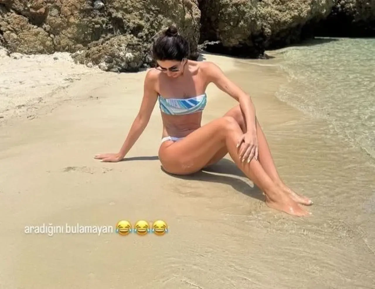 Nesrin Cavadzade'den dikkat çeken tatil pozu! Mavi bikinisiyle göz kamaştırdı ve fit vücuduyla hayranlarını büyüledi. 1