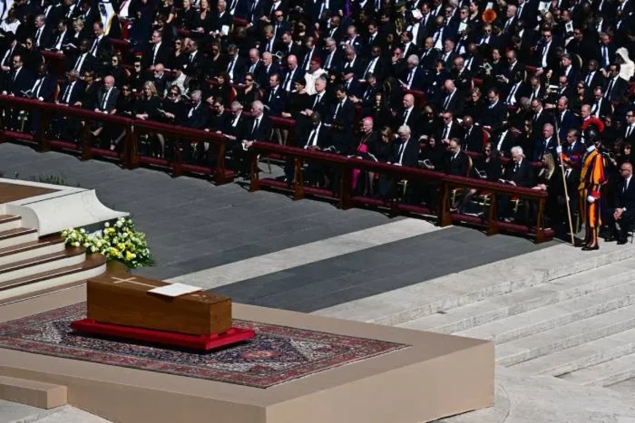 Papa son yolculuğuna uğurlanıyor: Yüzbinler meydana toplandı