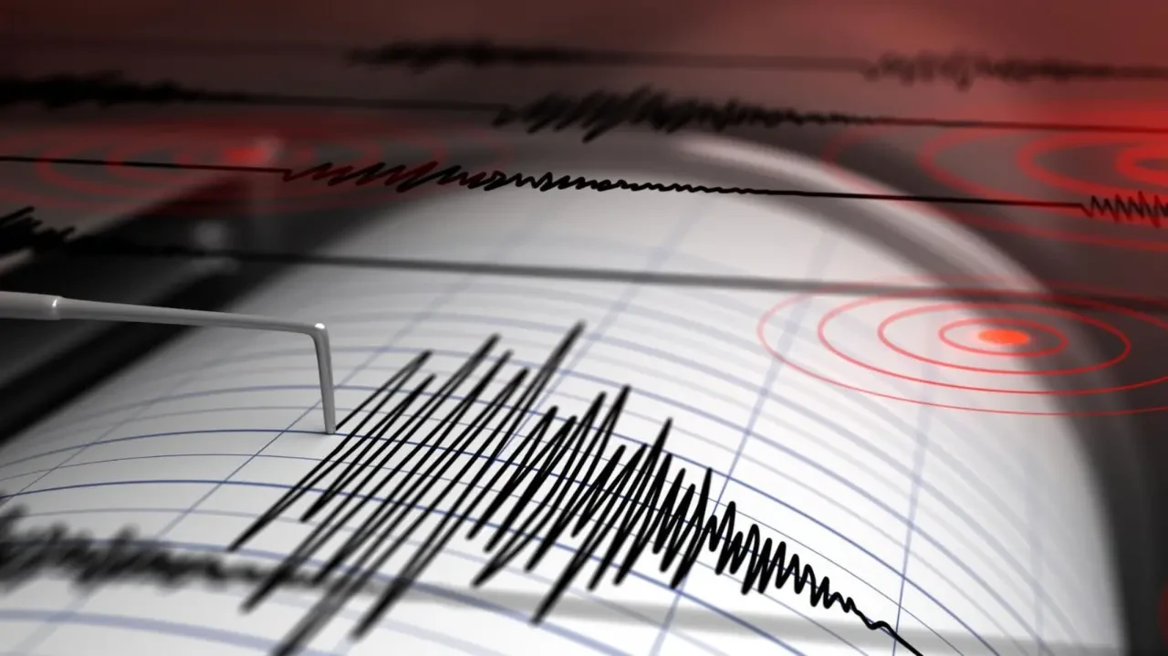Sivrice'de 4.9 büyüklüğünde deprem paniği; vali olumsuz durum yok dedi
