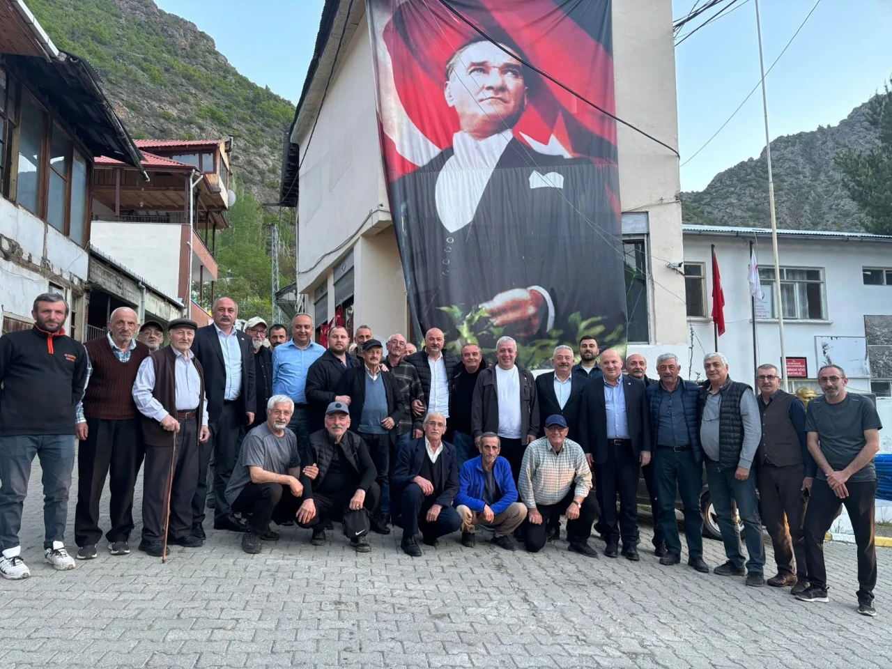Artvin'de Başkan Erdem, yerel halkla buluştu; CHP'li vekil de katıldı!
