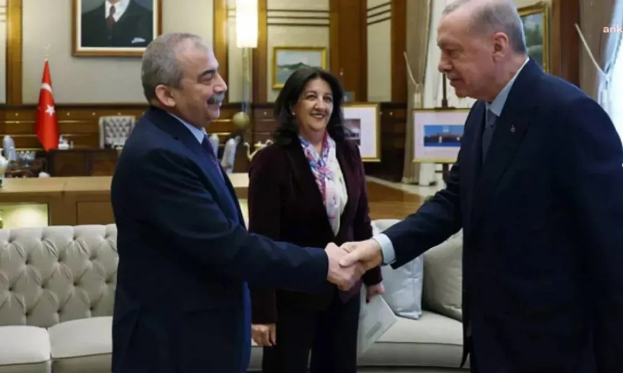 Efkan Ala ziyareti sonrası Sırrı Süreyya Önder'in son durumunu açıkladı! Hastane önünden sevenlerinden pankart!