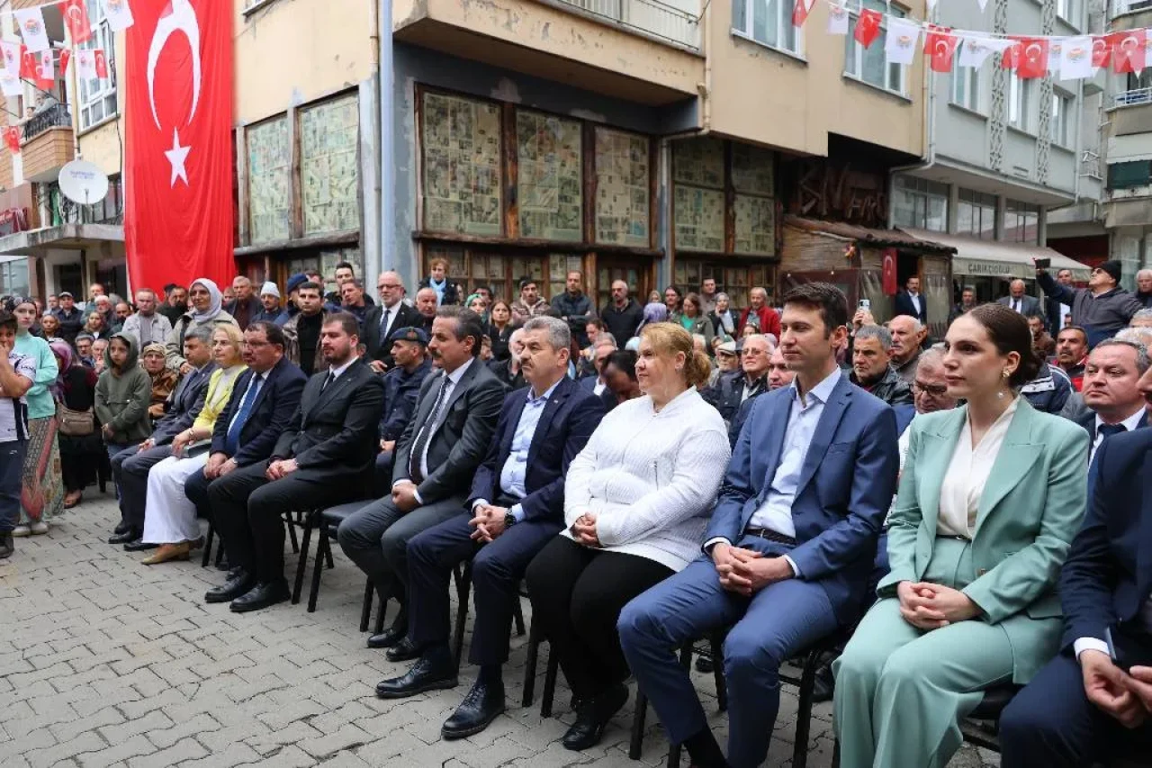 Arhavi'de Vali ve Milletvekili, Kadınların Emeklerini Destekleyen Köy Pazarını Ziyaret Etti