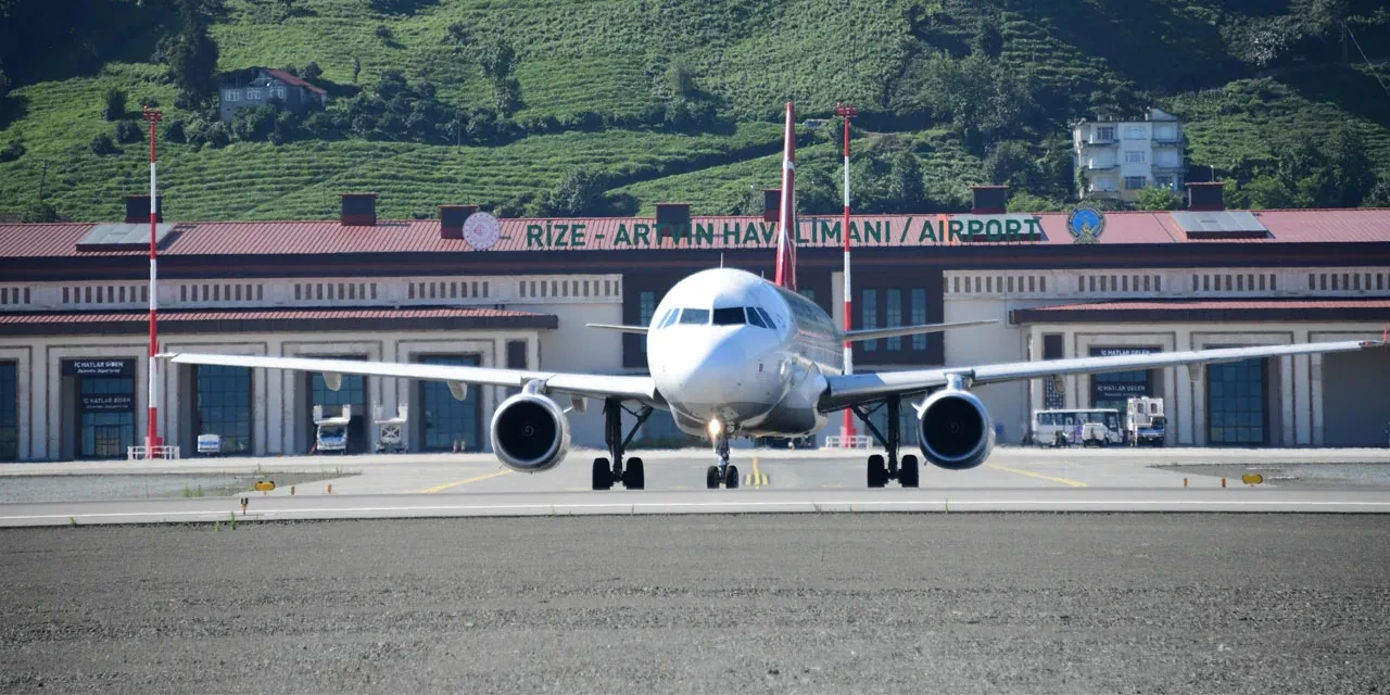 Rize'de Yoğun Sis Hayatı Felç Etti: Uçak Seferleri İptal, Yolcular Mağdur