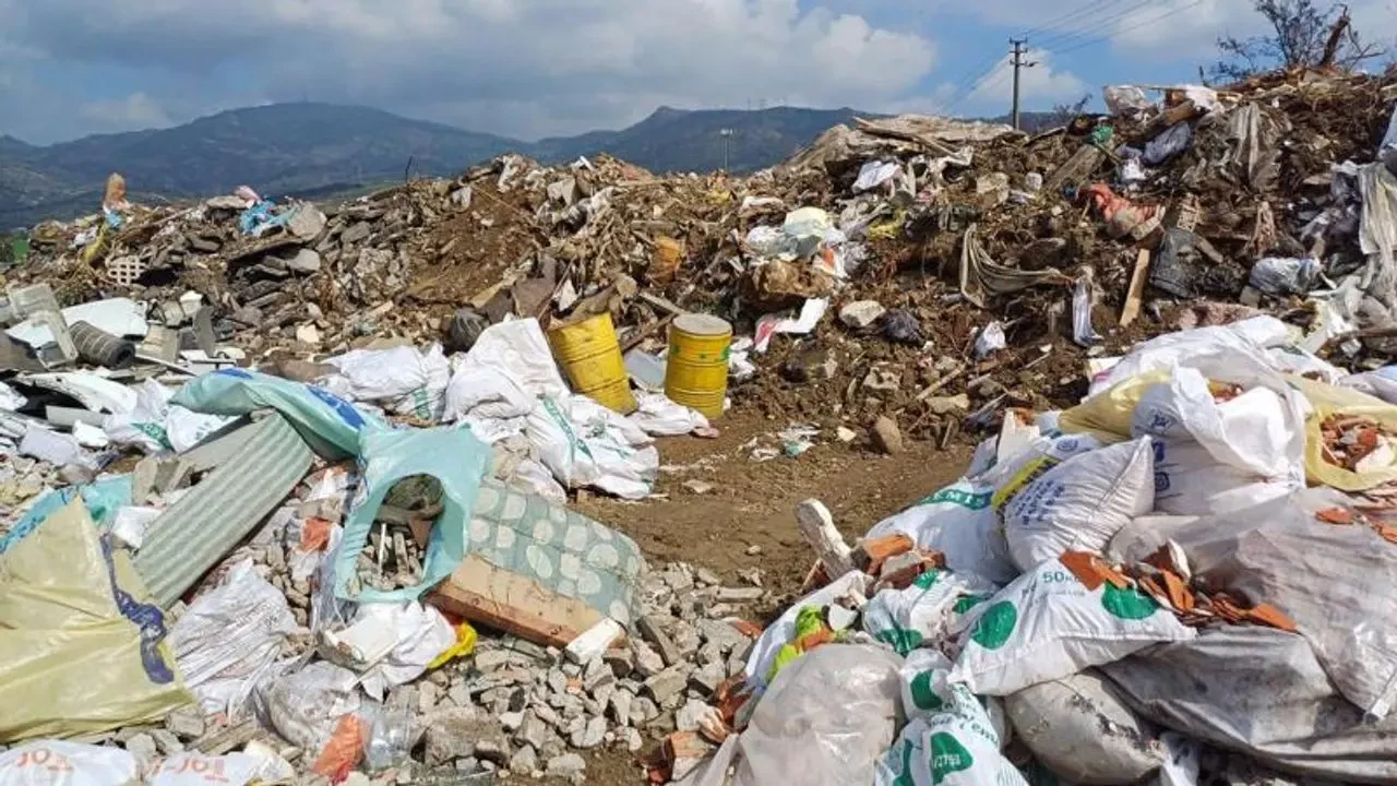 Bayraklı Belediyesi'ne açık alana çöp dökmekten ceza: 3,7 milyon lira