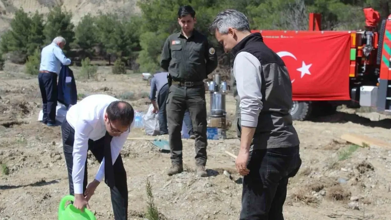 Emekli öğretmenler doğa için kolları sıvadı, onlarca fidan dikti