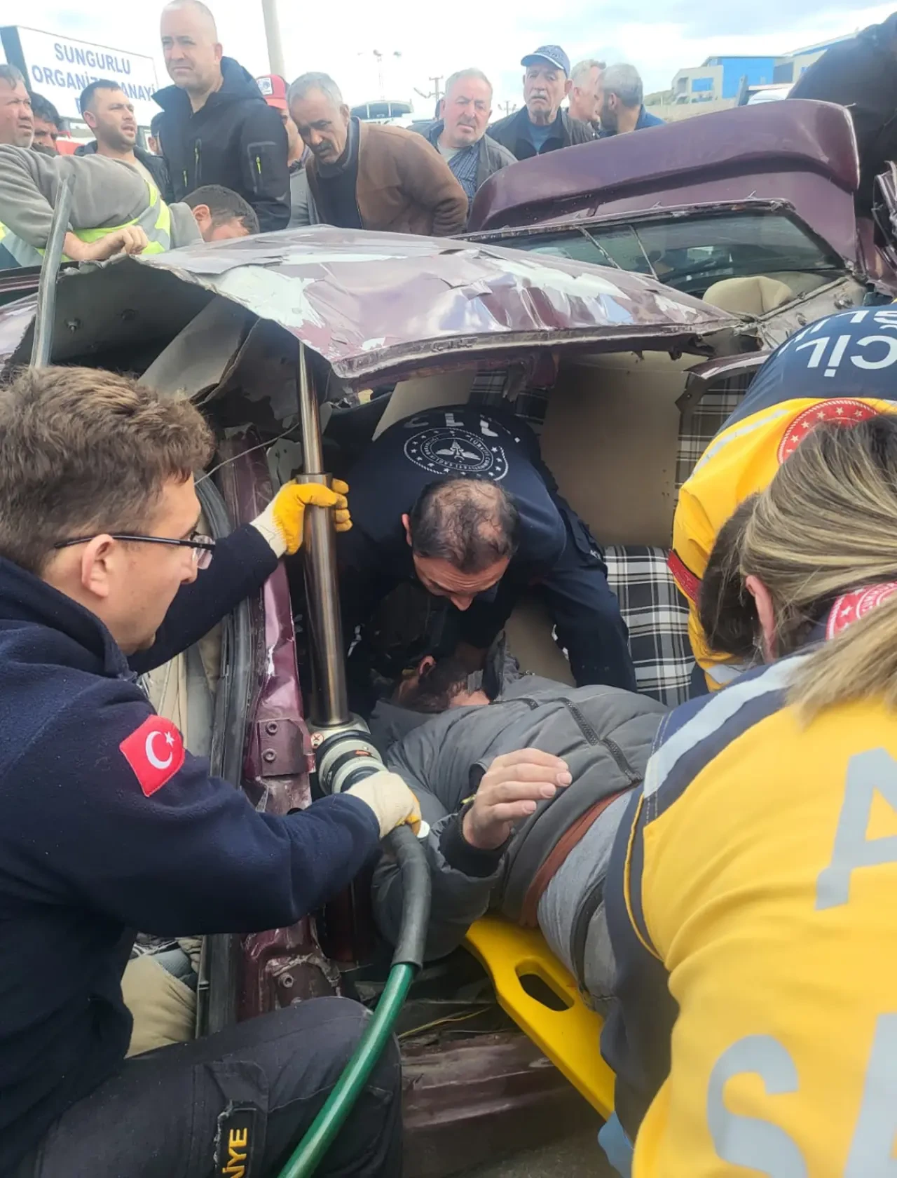 Kamyonla otomobil kafa kafaya çarpıştı: 3 yaralı