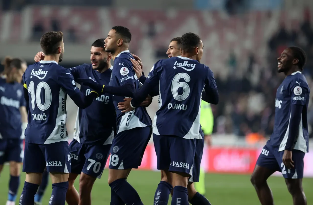 Fenerbahçe, Sivasspor'u 3-1 yenerek liderle farkı 3 puana düşürdü!