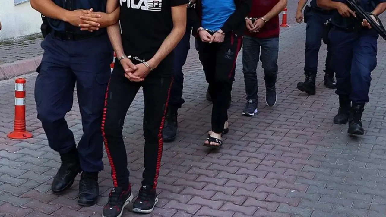 Yasa dışı yollarla yurda giren 17 düzensiz göçmen yakalandı