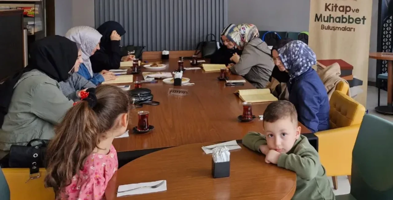 Rize'de "Kitap ve Muhabbet" etkinliği ile İslam ibadetleri tartışıldı, ilmi gelenek yaşatıldı.