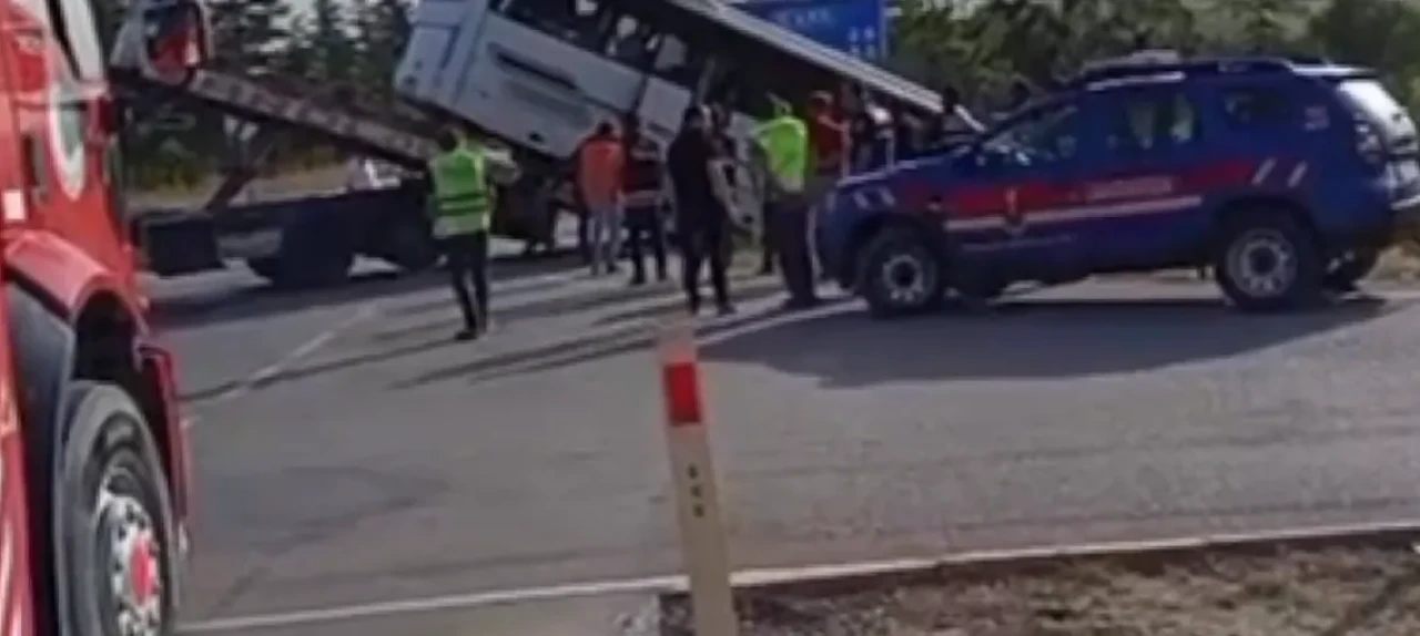 Isparta-Afyonkarahisar yolunda otobüs kazası: 27 yaralı!