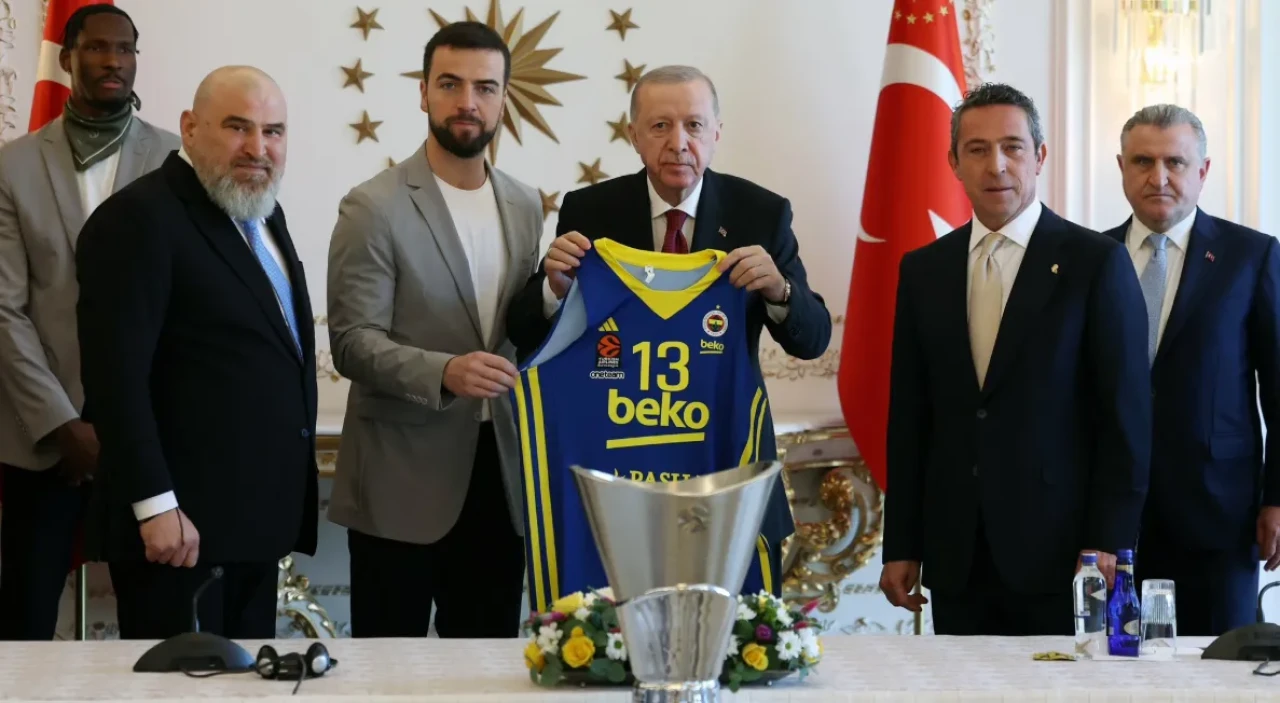 Erdoğan, THY Avrupa Ligi Şampiyonu Fenerbahçe Beko'yu Vahdettin Köşkü'nde ağırladı
