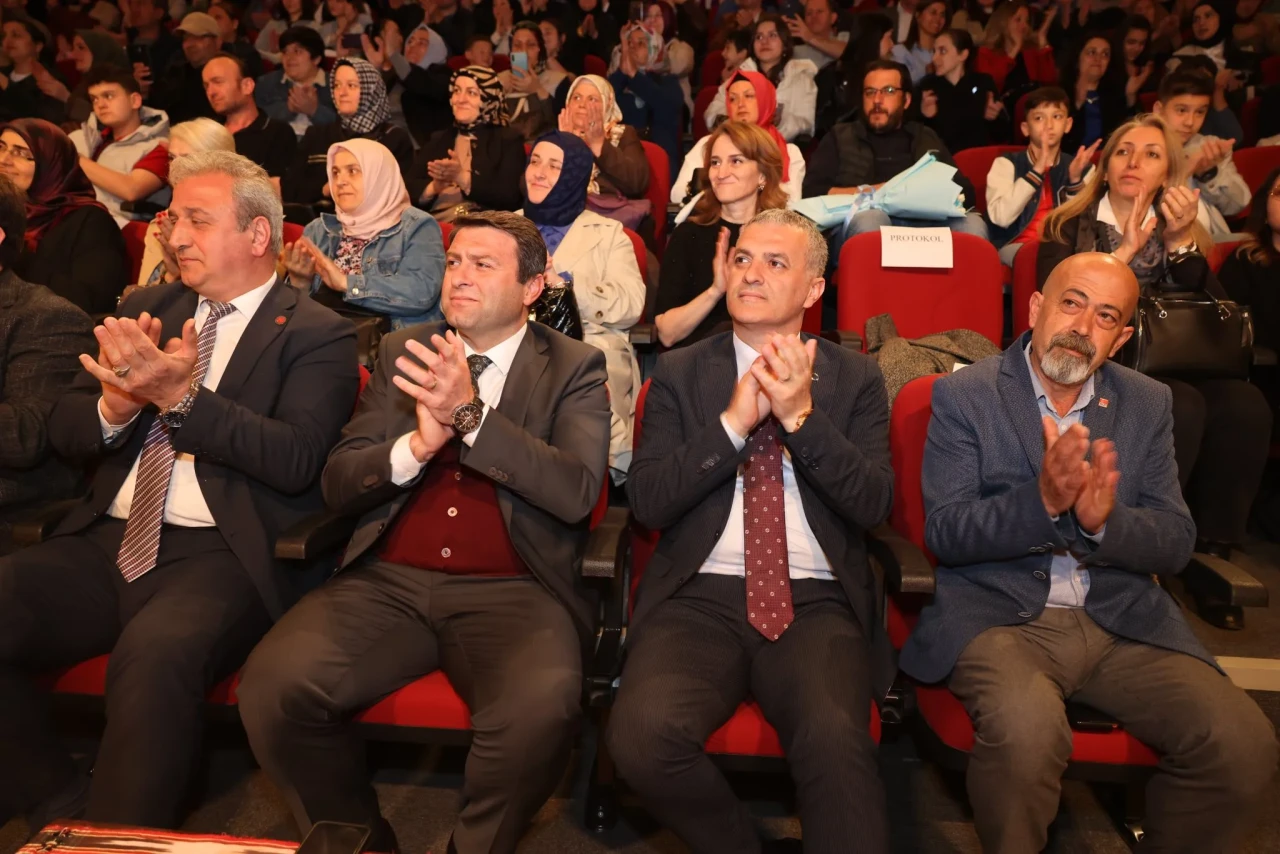 Başkan Mustafa Bıyık’tan Yomra Fen Lisesi’nin Sanat Etkinliklerine Destek
