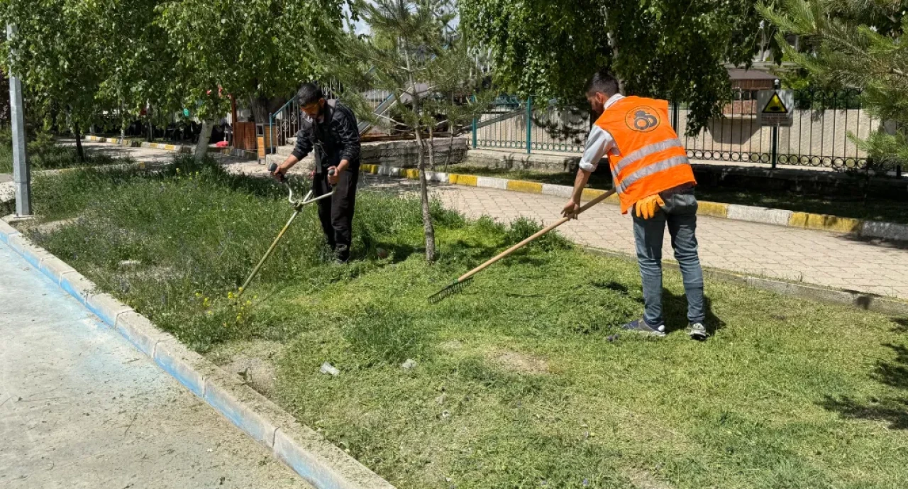 Oltu’da Park ve Bahçelerde Bahar Temizliği Sürüyor