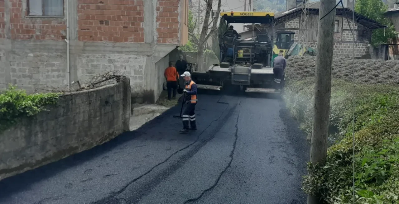 OF'TA ASFALT SEZONU BAŞLADI: İLK SERİM TAVŞANLI VE YAZLIK MAHALLELERİNDE GERÇEKLEŞTİRİLDİ