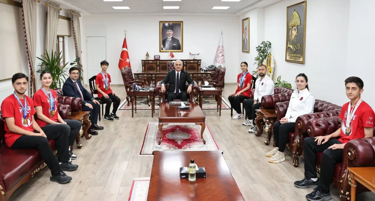 Şampiyon Karatecilerden Muş Valisi Avni Çakır’a Ziyaret