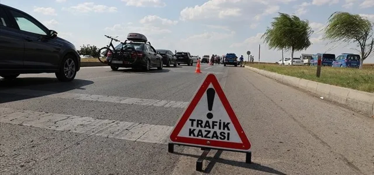 Ağrı'da yolcu minibüsü ile traktör çarpıştı: 3 yaralı!