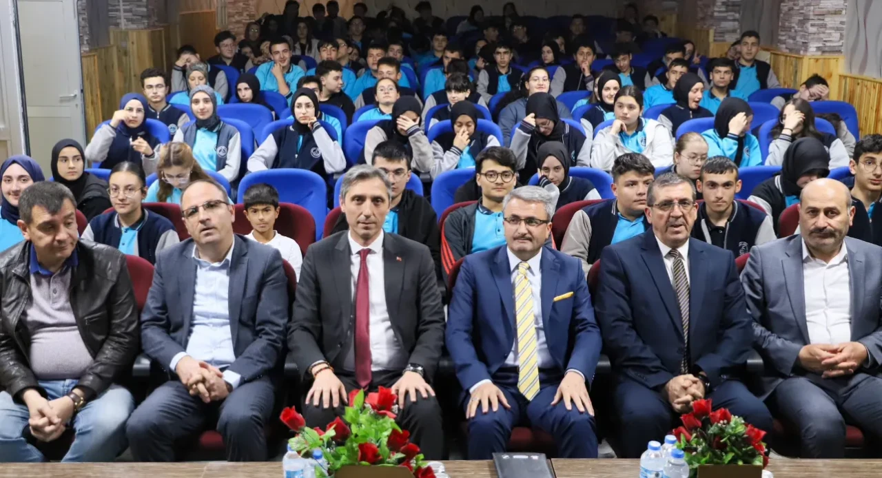 Bayburt Fen Lisesi’nde “Kamuda Etik” Semineri Düzenlendi