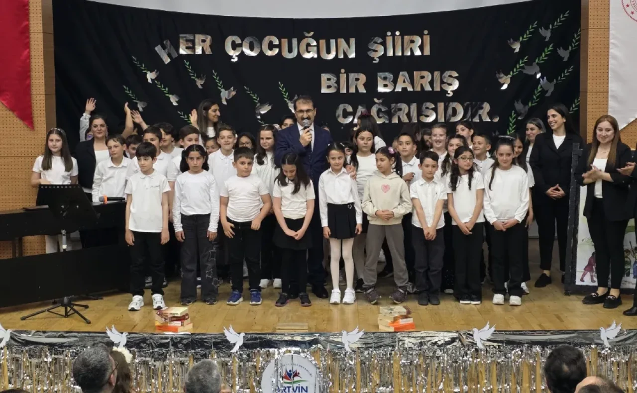 Artvin’de “Zeytin Dalı Altında Şiirler” Programı Duygusal Anlara Sahne Oldu