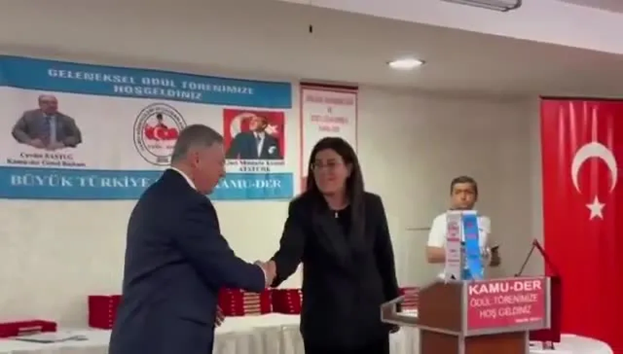 Selçuk Özdağ, KAMU-DER'den "Yılın En Başarılı Milletvekili" ödülünü aldı