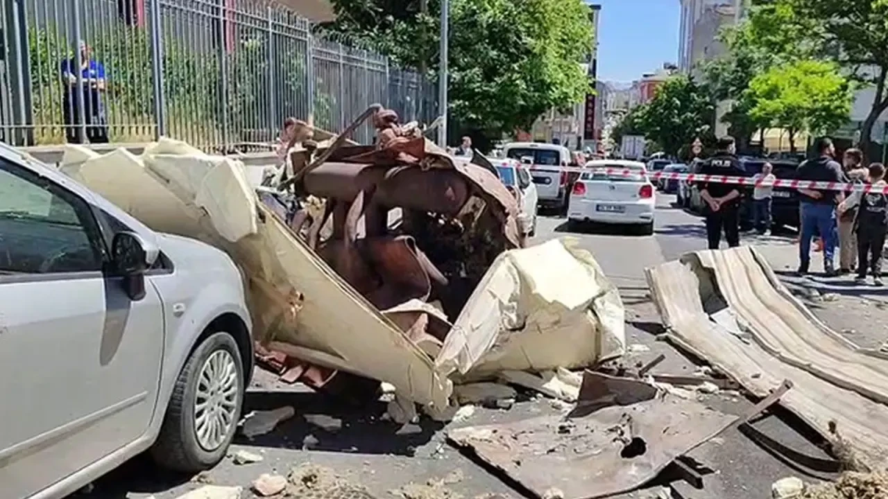 Bağcılar'da buhar kazanı patladı, 1 yaralı ve 2 araç hasar gördü