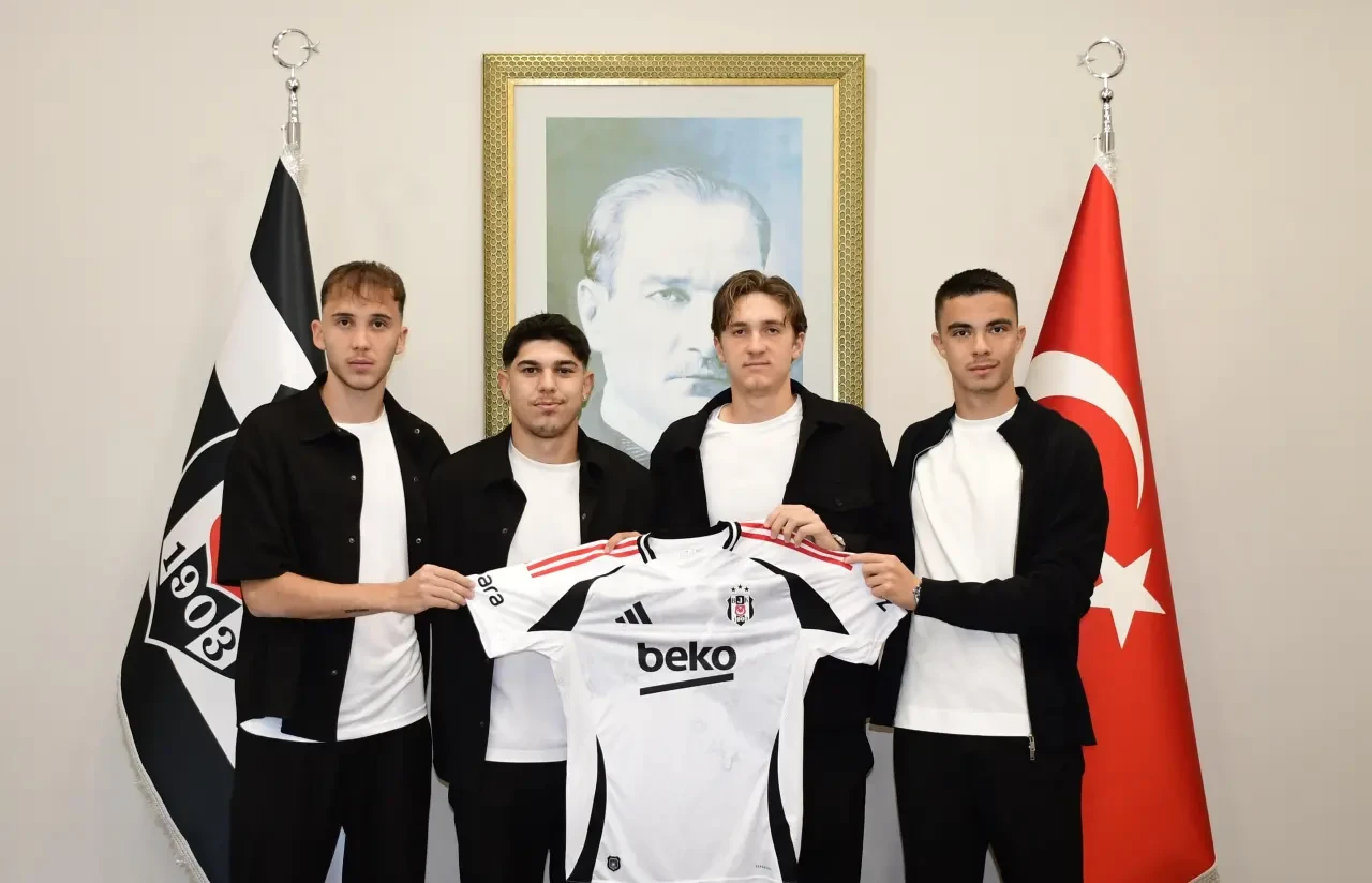 Beşiktaş'tan dört genç futbolcuya profesyonel sözleşme imzası 2026-27 sezonu için!