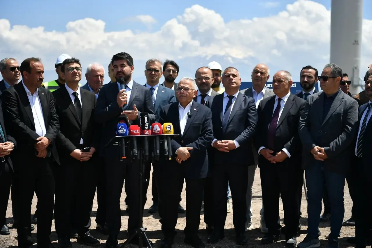 Kayseri'de 21 megavatlık rüzgar santrali 9 ayda tamamlandı, enerji üretimine başladı