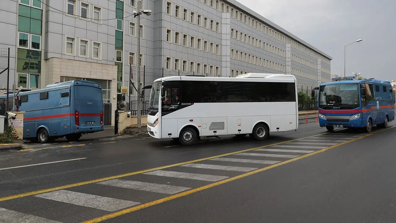 Narin cinayetinde yargılanan 15 sanıktan tutuklu olan 6 şüpheli, 3'üncü duruşma için cezaevinden adliyeye sevk edildi