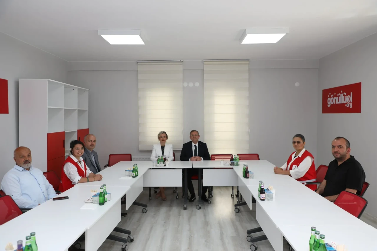 Vali Ziya Polat’tan Türk Kızılay Kars Şubesi’ne Ziyaret