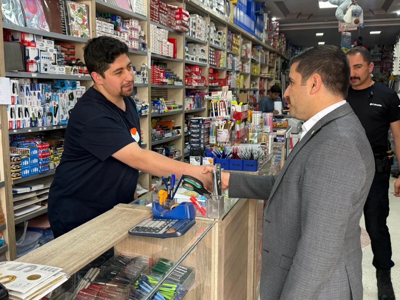 Özalp Kaymakamı Rahmi Bulut’tan Cumhuriyet Mahallesi Esnafına Ziyaret