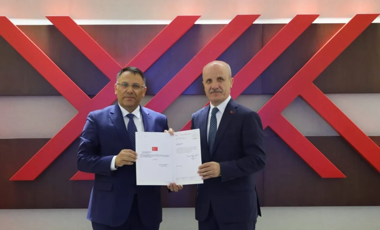 Iğdır Üniversitesi'nde yeni dönem: Prof. Dr. Ekrem Gürel mazbatasını aldı