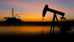 Petrol fiyatları yatay seyrini sürdürüyor, Trump'ın gümrük vergisi açıklamaları belirsizlik yarattı.