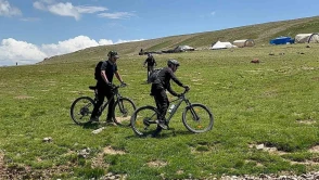 Erzurum'da bisikletçiler zorlu yolda Dumlu Baba Yaylası'na pedal çevirdi