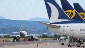 Uçak kalkışında trajik olay: Piste atlayan şahıs hayatını kaybetti