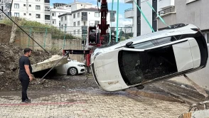 Araçlar duvarın altında kaldı, ekipler kurtarma çalışması başlattı