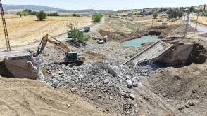 Kahramanmaraş'ta eski köprü yıkılıyor, yeni ve güvenli yapı inşa ediliyor