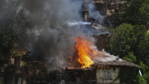 İzmir’deki Yangınlar: 80 Yaşındaki Hasta Hayatını Kaybetti, Otoyol Ulaşıma Kapandı