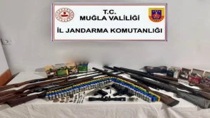 Tarihi eserler ve ruhsatsız silahlar ele geçirildi, şüpheli hakkında soruşturma başlatıldı