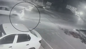 Hatay'da Tofaş Otomobil Yayaya Çarptı, Kaza Anı Güvenlik Kamerasında Görüntülendi