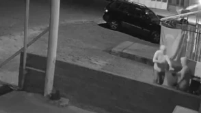 Gece kedilere yem bırakırken hırsızla karşılaşan iş yeri sahibinin dehşet dolu anları