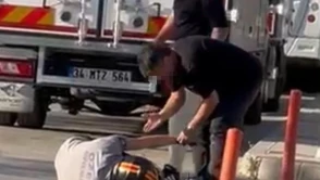 İzmir'de yol verme tartışması kanlı kavgaya dönüştü: Motosiklet sürücüsü defalarca tekmelendi