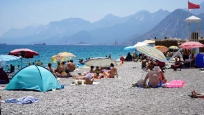 Antalya'da sıcak hava tatilcileri sahillere akın ettirdi, Konyaaltı'nda yoğunluk oluştu