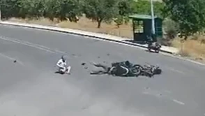 Gaziantep’te motosiklet kazası: 2 yaralı, kaza anı güvenlik kamerasında görüntülendi