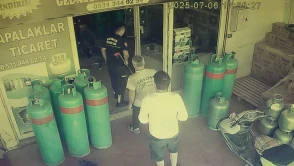 Alanya'da Tüpçü Dükkanına Giren Yılan, Esnafa Korku Dolu Anlar Yaşattı