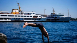 İstanbul'da sıcak hava etkisi: Termometreler 39 dereceyi buldu, plajlar dolup taştı!